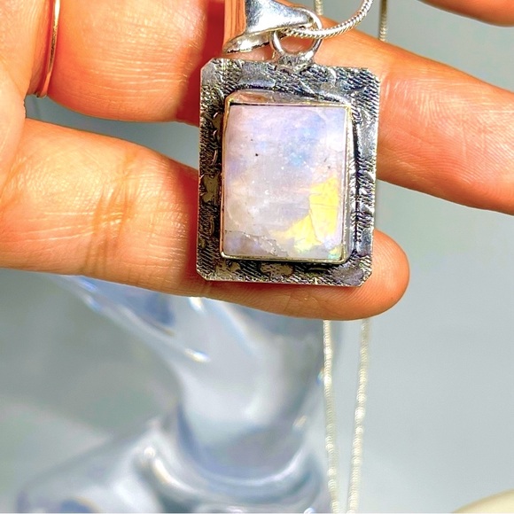🌈⌗𝕡𝕠𝕡𝕤𝕥𝕨𝕠𝕣𝕝𝕕 𝕤𝕙𝕠𝕡 Jewelry - 🌈 Lovely moonstone pendant necklace